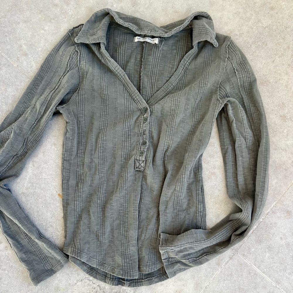 We The Free Grey Henley Shirt with Collar Size Medium Cotton Pullover